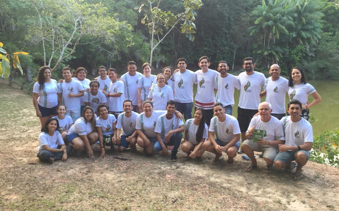 Jovens reconstroem o mapa da Amazônia Legal, estudam e refletem sobre o Sínodo.