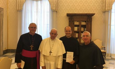 Dom Bernardo Bahlmann, Frei Francisco Belotti e Frei Alfonso Lambertiobici são recebidos papa Francisco em Roma.