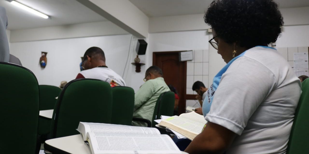 Bíblia, Fé e Política são temáticas de cursos do IPAR