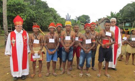 Dom Wilmar Santin celebra com indígenas da Prelazia de Itaituba