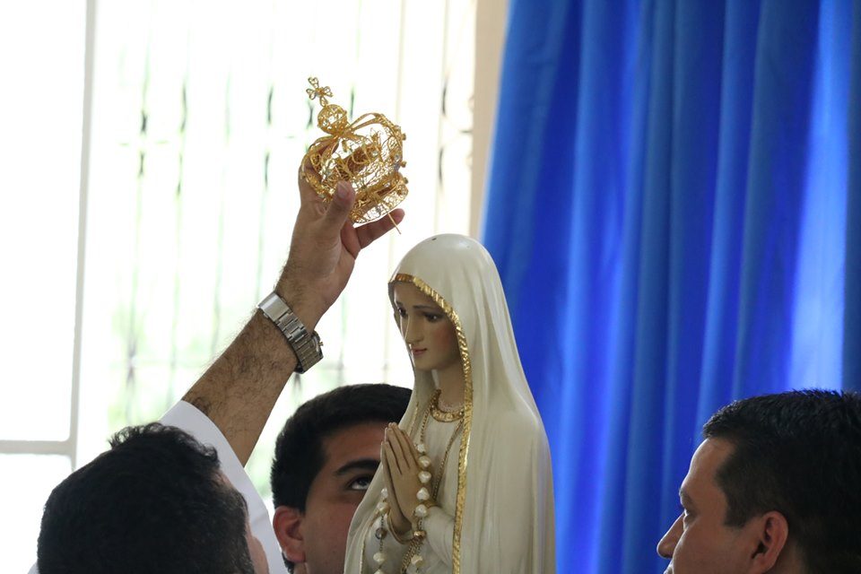 Alunos da Católica de Belém coroam Nossa Senhora