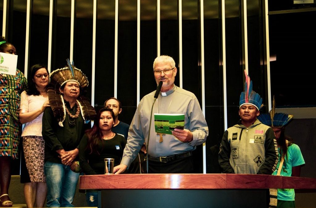 Em Brasília, deputados recebem carta final do Encontro de Bispos e Lideranças Religiosas em defesa da Amazônia