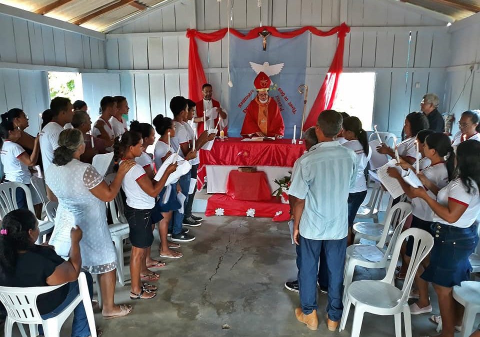 Bispo de Marabá confere Sacramento da Crisma em final de semana de visitas pastorais
