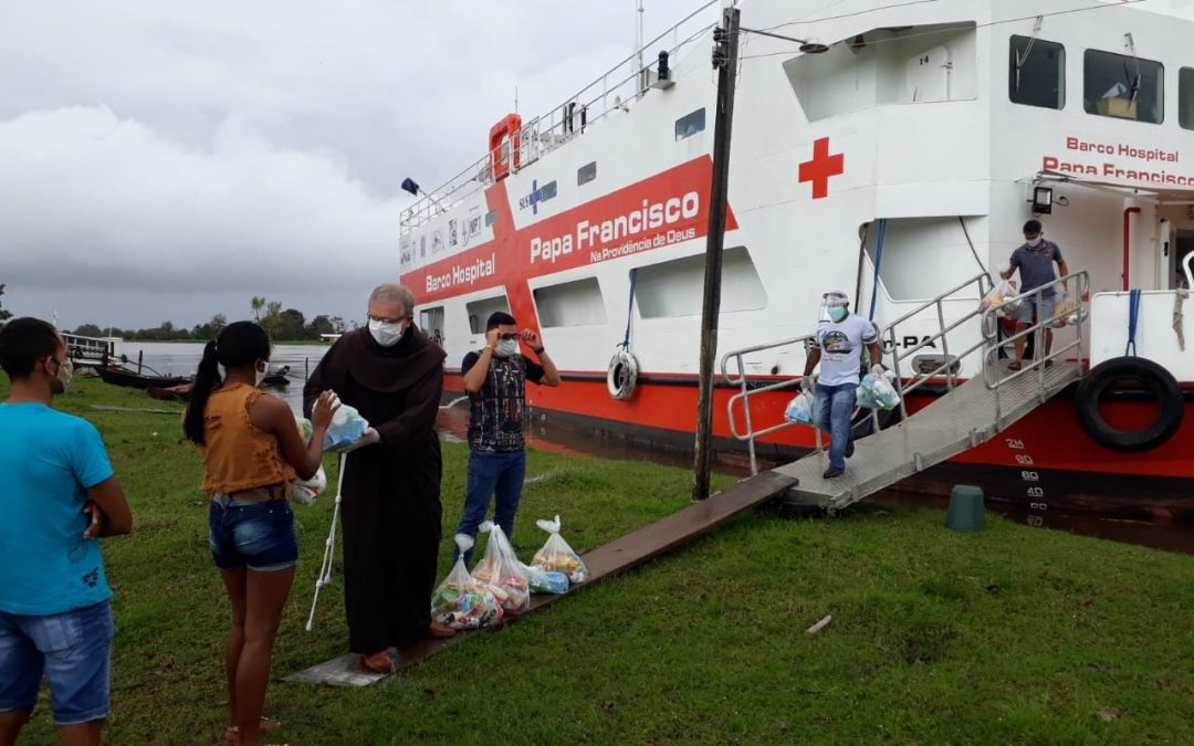 Óbidos: Barco-Hospital Papa Francisco distribui cestas básicas graças à solidariedade do Pontífice