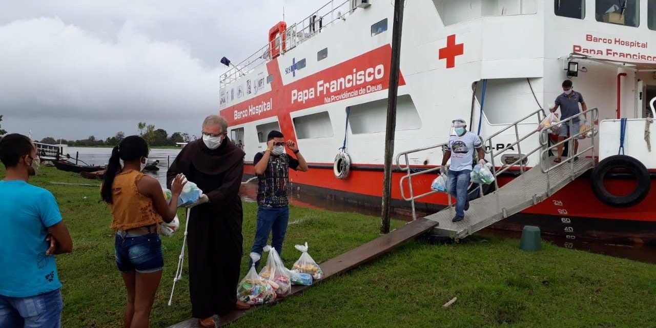 Óbidos: Barco-Hospital Papa Francisco distribui cestas básicas graças à solidariedade do Pontífice