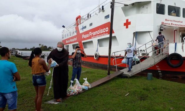 Óbidos: Barco-Hospital Papa Francisco distribui cestas básicas graças à solidariedade do Pontífice