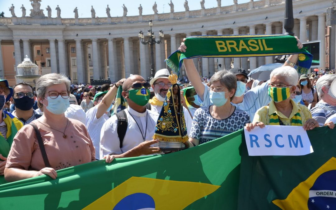 Papa Francisco anima religiosas e religiosos brasileiros, na Praça São Pedro, em Roma