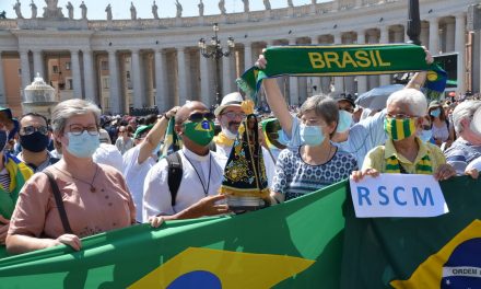 Papa Francisco anima religiosas e religiosos brasileiros, na Praça São Pedro, em Roma