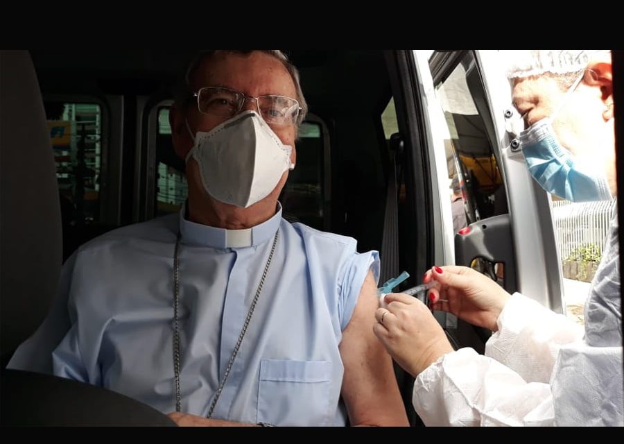 Dom Jesus Berdonces, bispo de Bragança do Pará, recebe a primeira dose da vacina contra covid-19