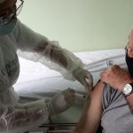 Dom Luís Ferrando recebe a primeira dose da vacina contra a Covid-19