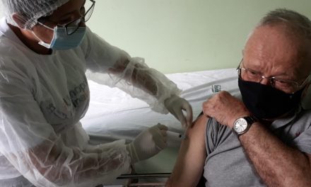 Dom Luís Ferrando recebe a primeira dose da vacina contra a Covid-19
