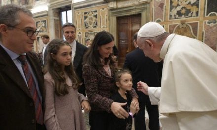 Papa Francisco: colocar a família no centro das atenções da Igreja e da sociedade