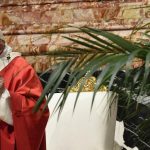 O Papa no Domingo de Ramos: Jesus sobe à cruz para descer ao nosso sofrimento