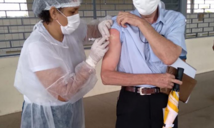 Dom Pedro Conti, bispo de Macapá, recebe a 1ª dose da vacina contra a covid-19