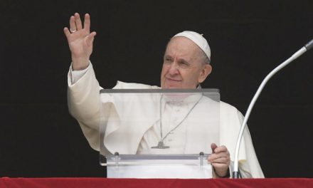 Papa Francisco: “comove pensar como o pai nos ama sempre e espera por nós”.