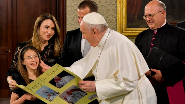 Papa Francisco faz viagem apostólica a Malta e destaca migração e desejo pela paz.