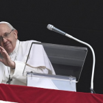 Papa Francisco motiva terço diário pela paz e recorda Dia dos Trabalhadores.