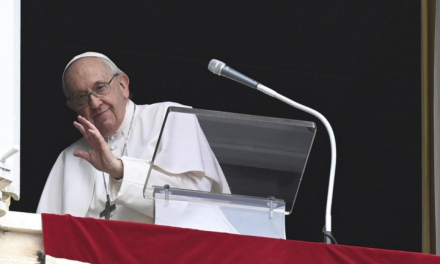 Papa Francisco motiva terço diário pela paz e recorda Dia dos Trabalhadores.