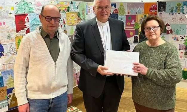 BISPO DA DIOCESE DE ÓBIDOS ENTREGA MAIS DE 250 CARTINAS DE NATAL EM HIMMELSTADT, NA ALEMANHA