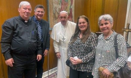 PAPA RECEBE OS FUNDADORES DA FAZENDA DA ESPERANÇA