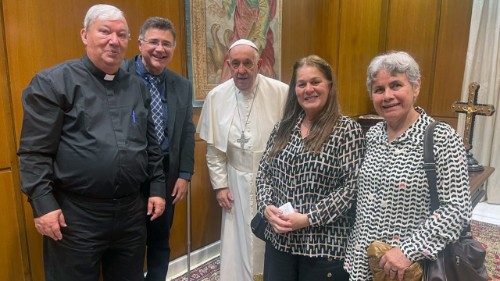 PAPA RECEBE OS FUNDADORES DA FAZENDA DA ESPERANÇA