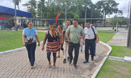 DOM JOSÉ IONILTON LISBOA VISITA COM MEMBROS DA CPT E REGIONAL NORTE 2 OCUPAÇÃO INDÍGENA NA SEDUC EM BELÉM