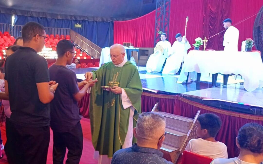 DOM CARLOS VERZELETTI CELEBRA MISSA NO BROADWAY CIRCO