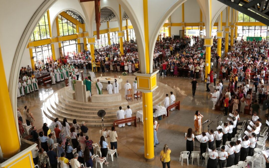DOM ANTONIO DE ASSIS CELEBRA A PRIMEIRA MISSA COM O POVO DE DEUS