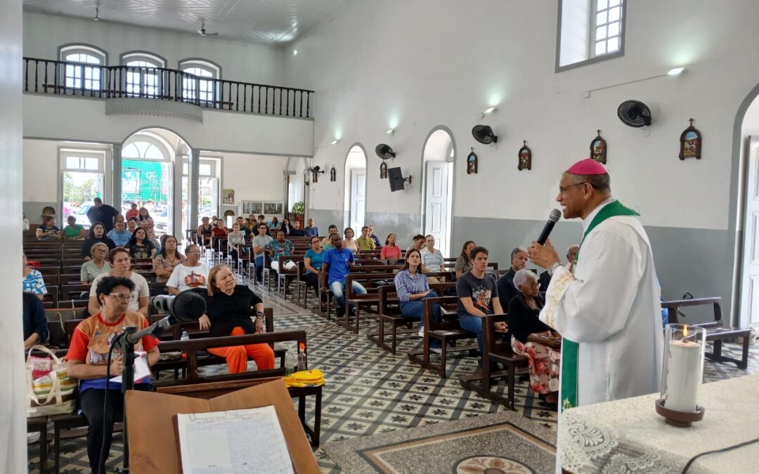 TRADICIONAL MISSA DO MEIO-DIA É CELEBRADA POR DOM ANTONIO DE ASSIS NA IGREJA MATRIZ DE SÃO JOSÉ DE MACAPÁ