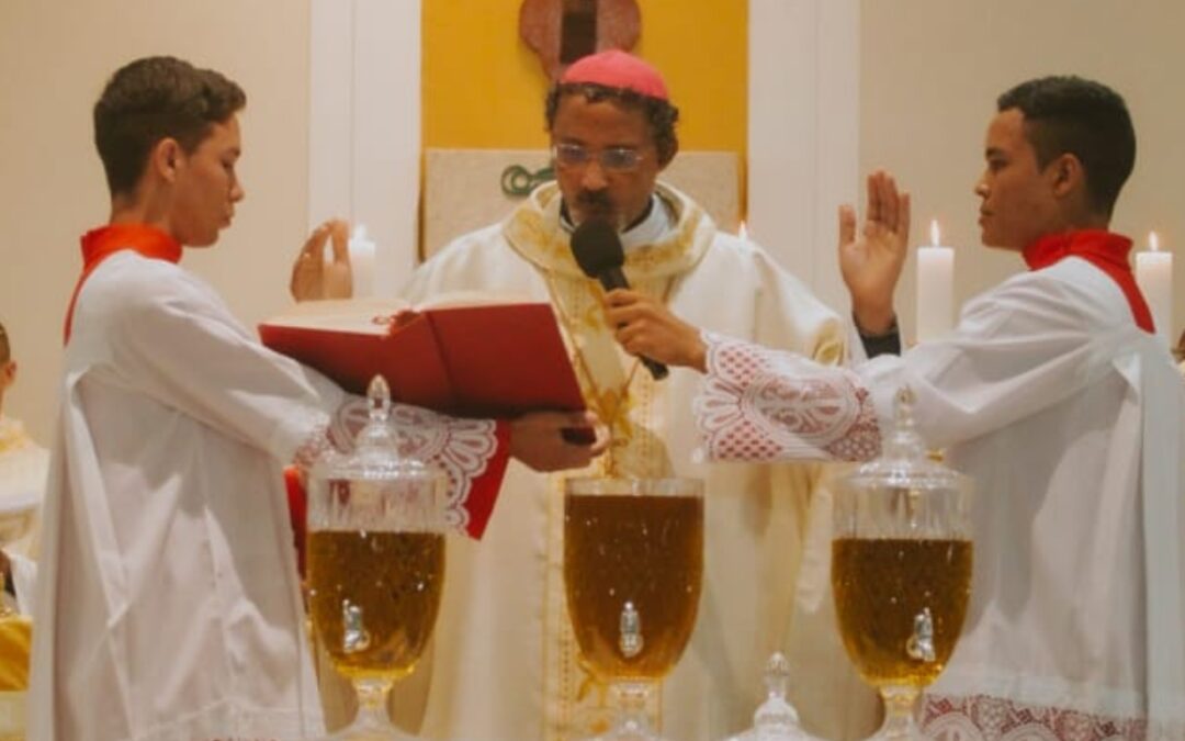 DIOCESE DE PONTA DE PEDRAS REALIZA MISSA DO CRISMA E JUBILEU SACERDOTAL