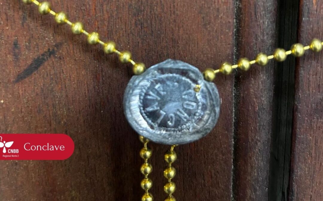 ENTRADAS DO PALÁCIO APOSTÓLICO FORAM FECHADAS COM SELO COM A INSCRIÇÃO “CONCLAVE” E “2025”