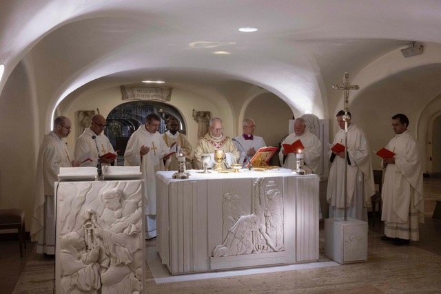 LEÃO XIV CELEBRA MISSA NAS GRUTAS VATICANAS E REZA DIANTE DOS TÚMULOS DOS PAPAS