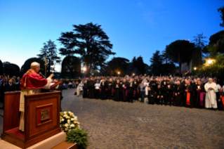 SANTO PADRE LEÃO XIV ENCERRA O MÊS MARIANO COM UM ROSÁRIO NOS JARDINS DO VATICANO
