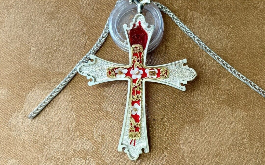 RELIQUIA DE SÃO LEÃO MAGNO INSERIDA NA CRUZ PEITORA DO PAPA