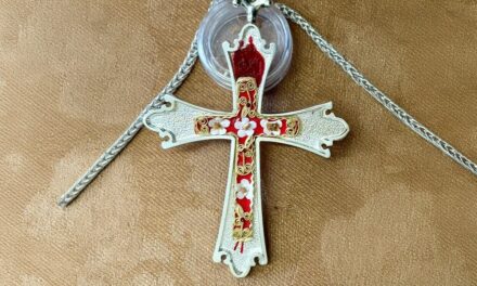 RELIQUIA DE SÃO LEÃO MAGNO INSERIDA NA CRUZ PEITORA DO PAPA