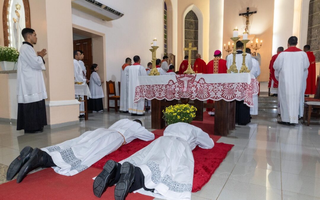 ORDENAÇÃO DIACONAL DE ELIAKIM ALVAREZ E ALESSANDRO SALES É CELEBRADA NA CATEDRAL DE XINGU-ALTAMIRA