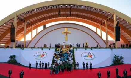 PAPA AOS JOVENS: JESUS É O AMIGO QUE SEMPRE NOS ACOMPANHA