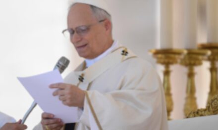 PAPA LEÃO XIV REFLETE SOBRE O SILÊNCIO E A ESPERANÇA NO SÁBADO SANTO