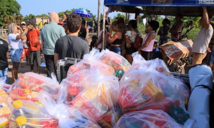 BISPO DA DIOCESE DE ÓBIDOS ACOMPANHA ENTREGA DE CESTAS BÁSICAS PARA FAMÍLIAS EM SITUAÇÃO DE VULNERABILIDADE