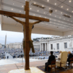 O GRITO DA ESPERANÇA: PAPA LEÃO XIV REFLETE SOBRE A MORTE DE JESUS NA CRUZ NA AUDIÊNCIA GERAL DESTA QUARTA-FEIRA