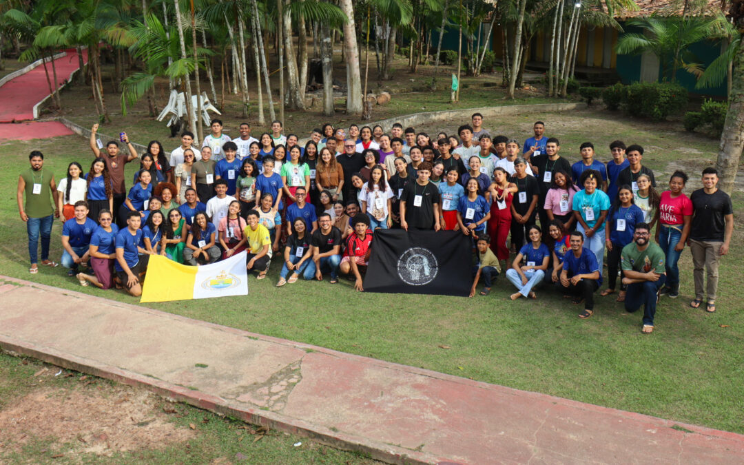 JOVENS APROFUNDAM A FÉ SOB O LEMA “PERMANECEI EM MIM” NO ‘RETIRO PERMANECER’