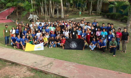 JOVENS APROFUNDAM A FÉ SOB O LEMA “PERMANECEI EM MIM” NO ‘RETIRO PERMANECER’