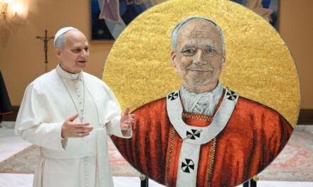O VATICANO CELEBRA A TRADIÇÃO COM NOVO MOSAICO DEDICADO AO PAPA LEÃO XIV NA BASÍLICA DE SÃO PAULO EXTRAMUROS