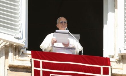 PAPA LEÃO XIV DESTACA CONFIANÇA EM DEUS, ABERTURA AO OUTRO E COMPROMISSO COM A PAZ NO ANGELUS