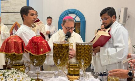 DOM VITAL CORBELLINI CELEBRA MISSA DO CRISMA EM MARABÁ