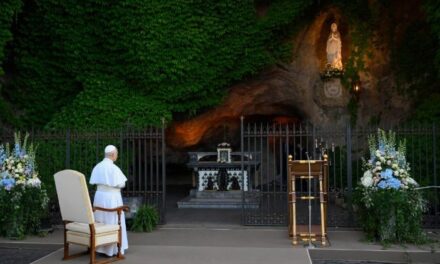 ROSARIO COM O PAPA: A PAZ É SEMPRE POSSÍVEL POIS É UM DOM DE DEUS
