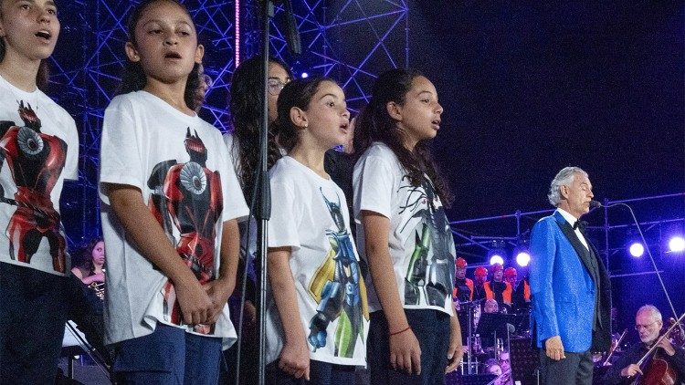 PAPA E ANDREA BOCELLI CELEBRAM O ‘CÂNTICO DE PAZ’ EM CASTEL GANDOLFO